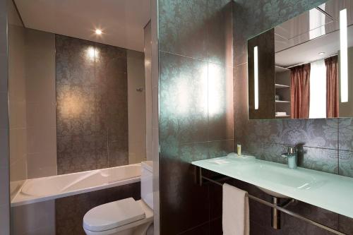 Superior Queen Room with Bath Tub - Non - Smoking del hotel Best Western Anjou Lafayette Opera. Foto 11