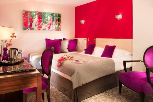 Superior Room with One Queen and One Single Bed and Bath Tub - Non - Smoking del hotel Best Western Anjou Lafayette Opera. Foto 1