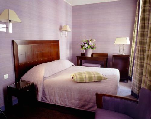 Superior Room with One Queen and One Single Bed and Bath Tub - Non - Smoking del hotel Best Western Anjou Lafayette Opera. Foto 3