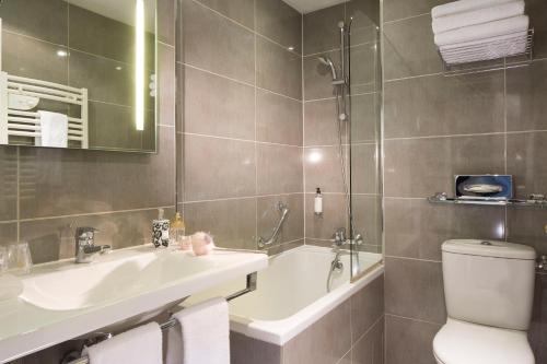 Superior Room with One Queen and One Single Bed and Bath Tub - Non - Smoking del hotel Best Western Anjou Lafayette Opera. Foto 4