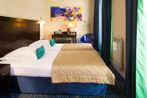 Superior Room with One Queen and One Single Bed and Bath Tub - Non - Smoking del hotel Best Western Anjou Lafayette Opera. Foto 5