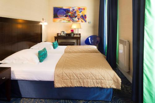 Superior Room with One Queen and One Single Bed and Bath Tub - Non - Smoking del hotel Best Western Anjou Lafayette Opera. Foto 6