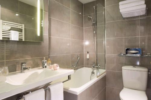 Superior Room with One Queen and One Single Bed and Bath Tub - Non - Smoking del hotel Best Western Anjou Lafayette Opera. Foto 7