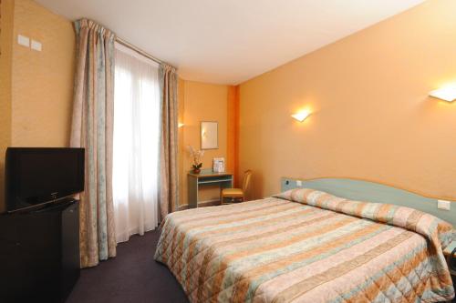 Habitación Triple del hotel Auriane Porte De Versailles. Foto 4