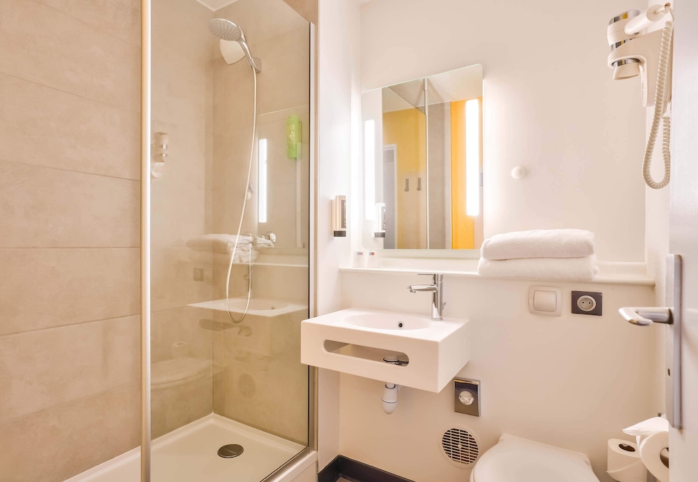 Habitación doble, accesible en silla de ruedas del hotel B&B Paris 17 Batignolles 3 étoiles. Foto 6