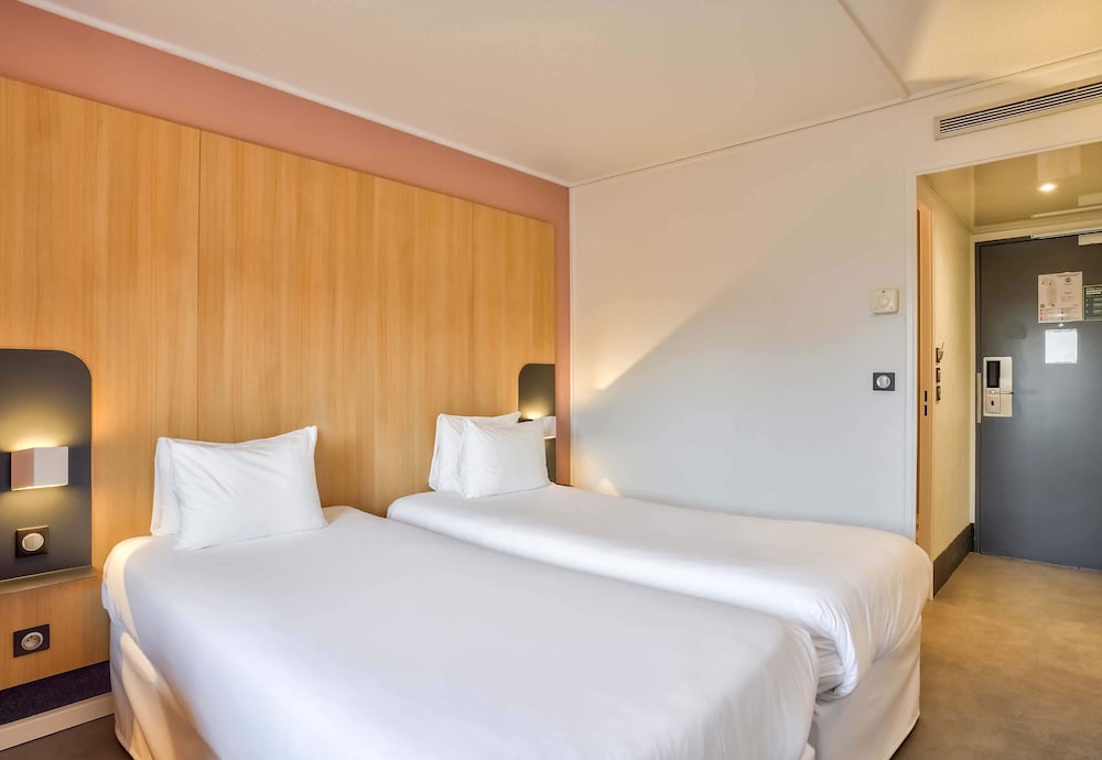 Habitación con 2 camas individuales del hotel B&B Paris 17 Batignolles 3 étoiles. Foto 3