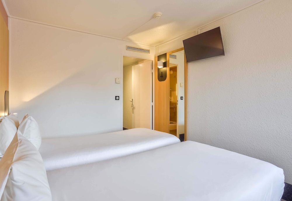 Habitación con 2 camas individuales del hotel B&B Paris 17 Batignolles 3 étoiles. Foto 4