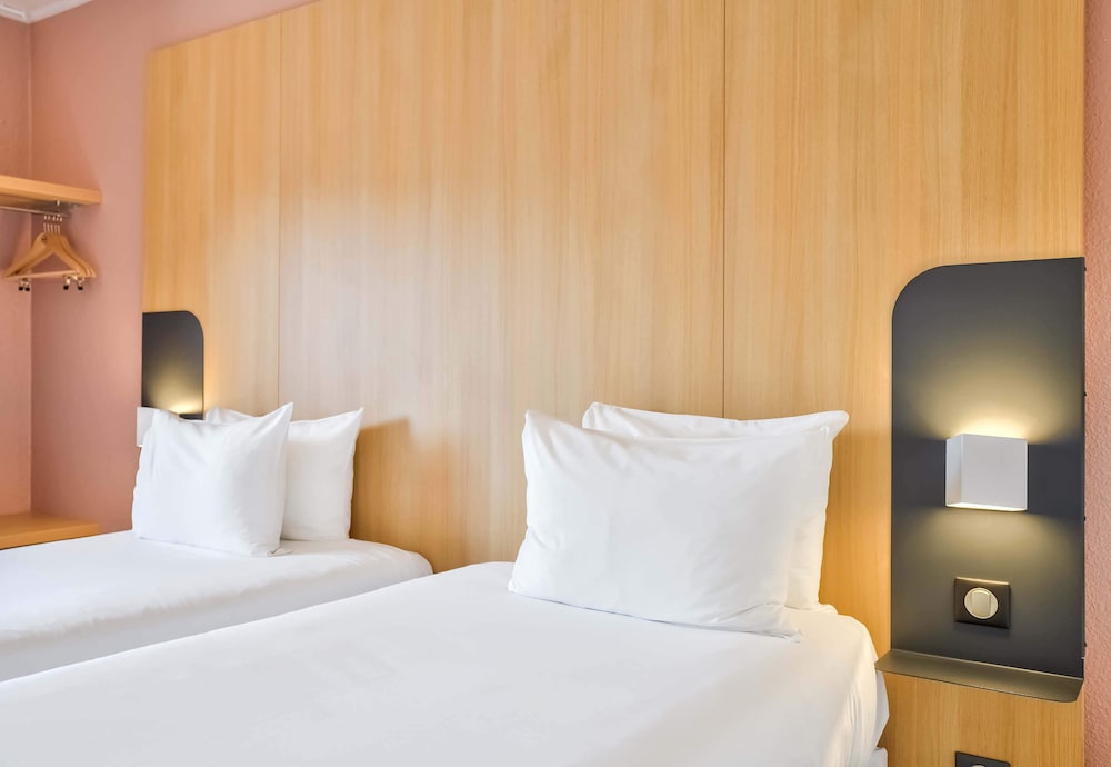 Habitación con 2 camas individuales del hotel B&B Paris 17 Batignolles 3 étoiles. Foto 5