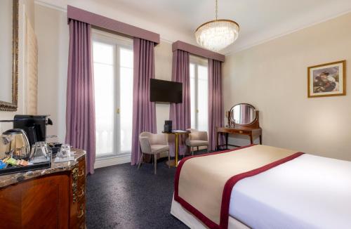 Habitación Doble Deluxe con balcón del hotel Hotel Claridge. Foto 1