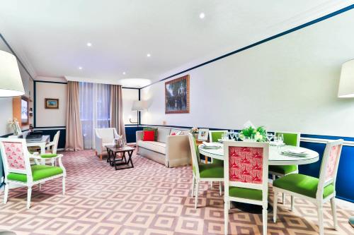 Suite Executive de 2 dormitorios con vistas a los Campos Elíseos del hotel Fraser Suites Le Claridge Champs-Elysées. Foto 1