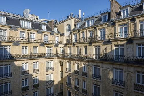 Suite Deluxe con cama extragrande del hotel Fraser Suites Le Claridge Champs-Elysées. Foto 2