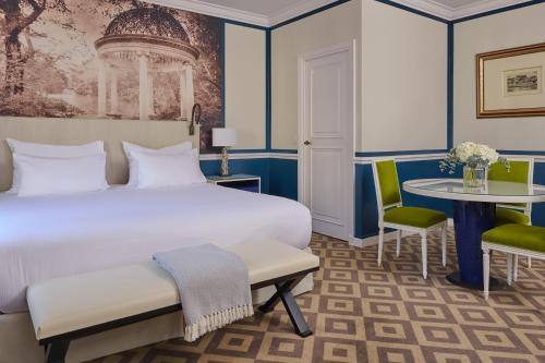 Suite Deluxe con cama extragrande del hotel Fraser Suites Le Claridge Champs-Elysées. Foto 3