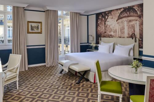Suite Deluxe con cama extragrande del hotel Fraser Suites Le Claridge Champs-Elysées. Foto 4