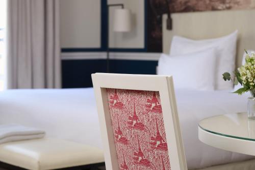 Suite Deluxe con cama extragrande del hotel Fraser Suites Le Claridge Champs-Elysées. Foto 5