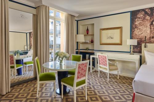 Suite Deluxe con vistas al patio del hotel Fraser Suites Le Claridge Champs-Elysées. Foto 3
