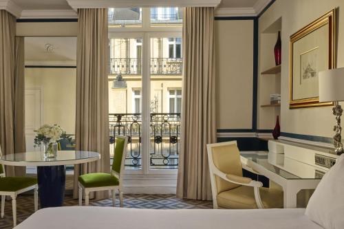 Suite Deluxe con vistas al patio del hotel Fraser Suites Le Claridge Champs-Elysées. Foto 5