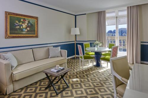 Suite Executive de 1 dormitorio con vistas a los Campos Elíseos del hotel Fraser Suites Le Claridge Champs-Elysées. Foto 5