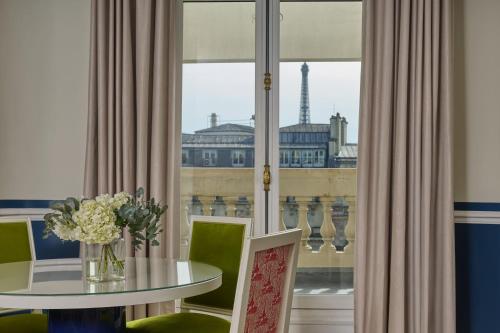 Suite Executive de 1 dormitorio con vistas a los Campos Elíseos del hotel Fraser Suites Le Claridge Champs-Elysées. Foto 6