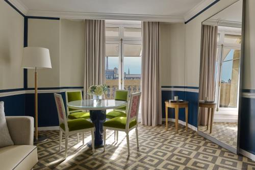 Suite Executive de 1 dormitorio con vistas a los Campos Elíseos del hotel Fraser Suites Le Claridge Champs-Elysées. Foto 8