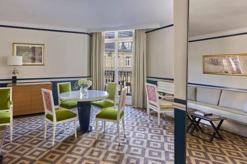 Suite Deluxe de 2 dormitorios con vistas al patio del hotel Fraser Suites Le Claridge Champs-Elysées. Foto 6