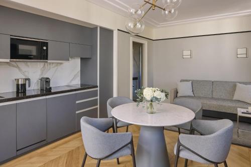 Suite Premier de 1 dormitorio del hotel Fraser Suites Le Claridge Champs-Elysées. Foto 6
