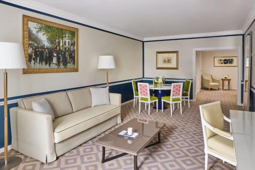 Suite Executive de 2 dormitorios con vistas a los Campos Elíseos del hotel Fraser Suites Le Claridge Champs-Elysées. Foto 3