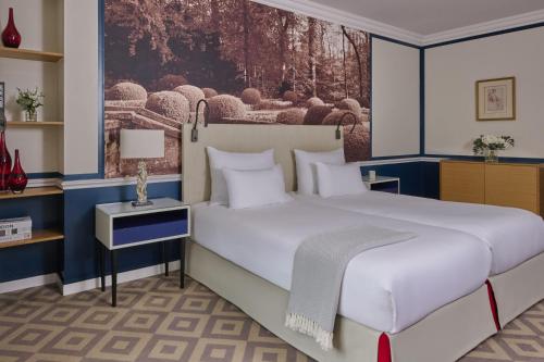 Suite Executive de 2 dormitorios con vistas a los Campos Elíseos del hotel Fraser Suites Le Claridge Champs-Elysées. Foto 5