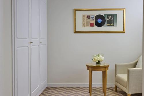Suite Executive de 2 dormitorios con vistas a los Campos Elíseos del hotel Fraser Suites Le Claridge Champs-Elysées. Foto 7