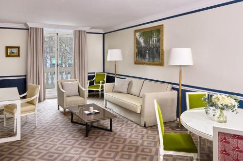 Suite Executive de 2 dormitorios con vistas a los Campos Elíseos del hotel Fraser Suites Le Claridge Champs-Elysées. Foto 8