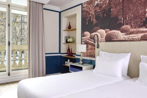 Suite Executive de 2 dormitorios con vistas a los Campos Elíseos del hotel Fraser Suites Le Claridge Champs-Elysées. Foto 9