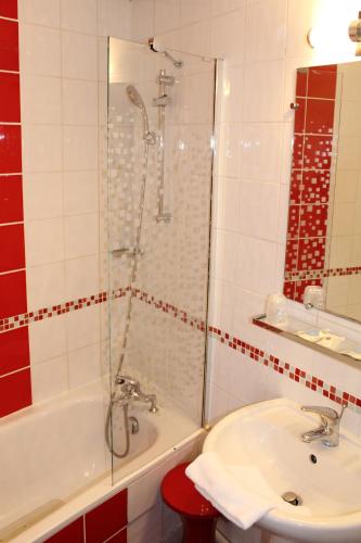 2 Habitaciones Dobles comunicadas del hotel Kyriad Paris 13 - Italie Gobelins. Foto 1