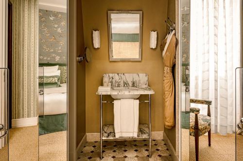 Habitación Triple del hotel Saint James Paris. Foto 3