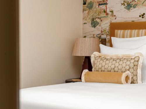 Suite del hotel Saint James Paris. Foto 1