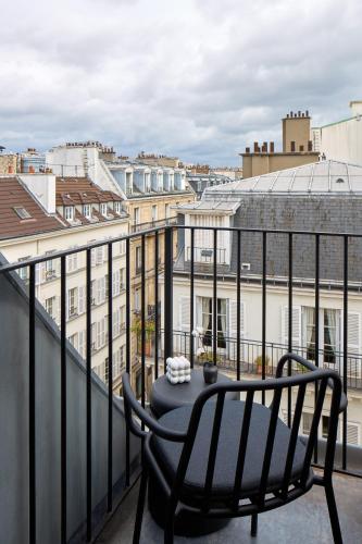 Suite con cama extragrande del hotel Elysee Secret
