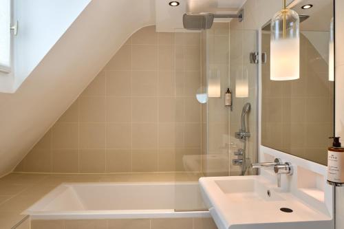 Suite con cama extragrande del hotel Elysee Secret. Foto 1
