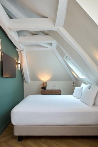 Suite con cama extragrande del hotel Elysee Secret. Foto 2
