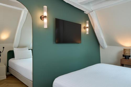 Suite con cama extragrande del hotel Elysee Secret. Foto 3