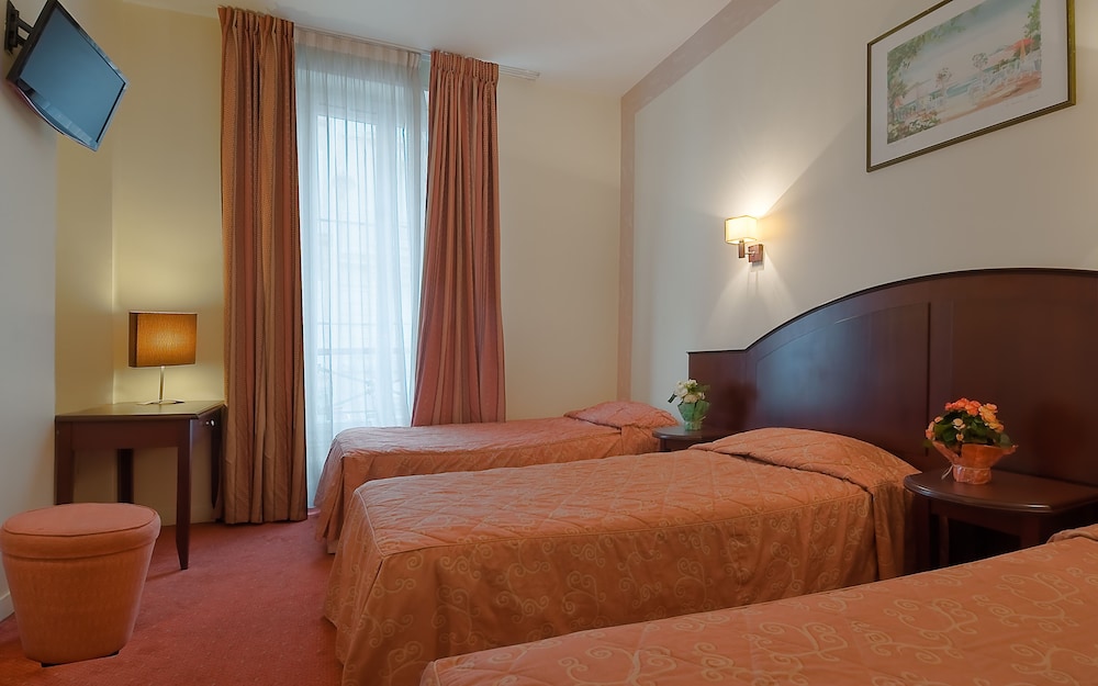 Habitación con 2 camas individuales del hotel Le Faubourg. Foto 1