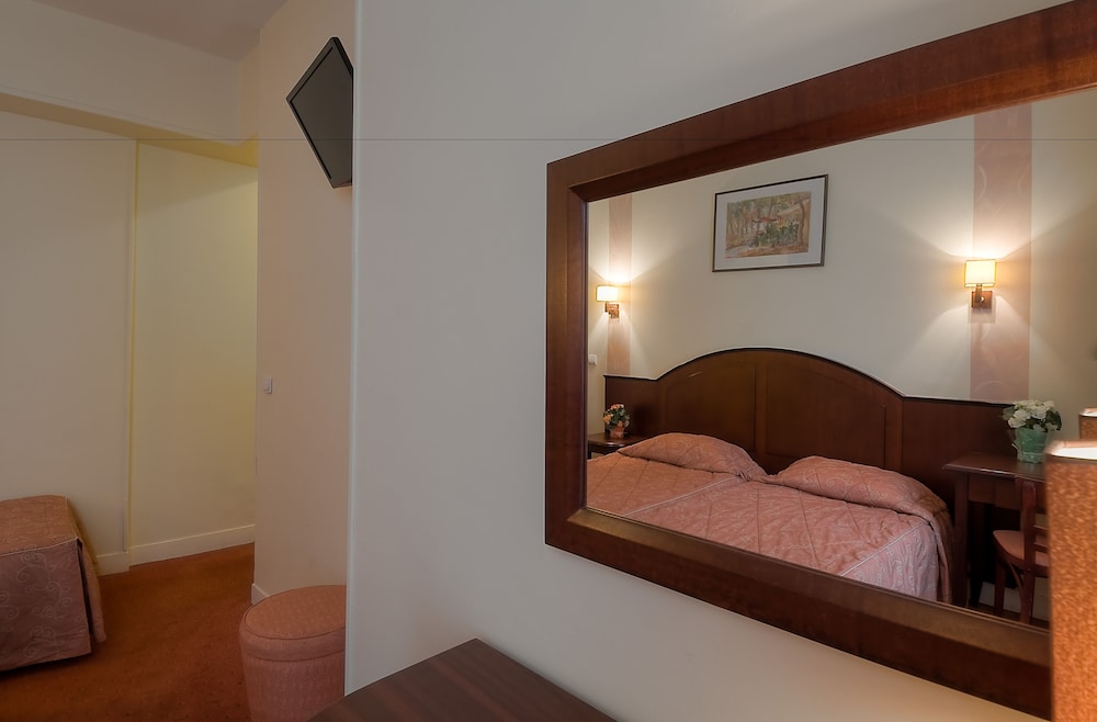 Habitación con 2 camas individuales del hotel Le Faubourg. Foto 2