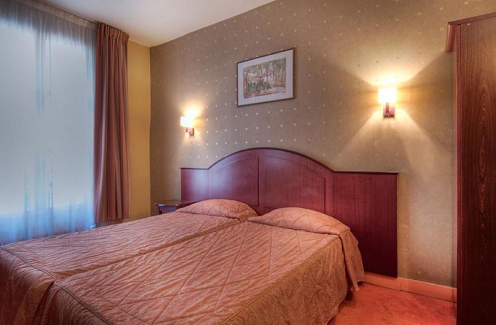 Habitación con 2 camas individuales del hotel Le Faubourg. Foto 3