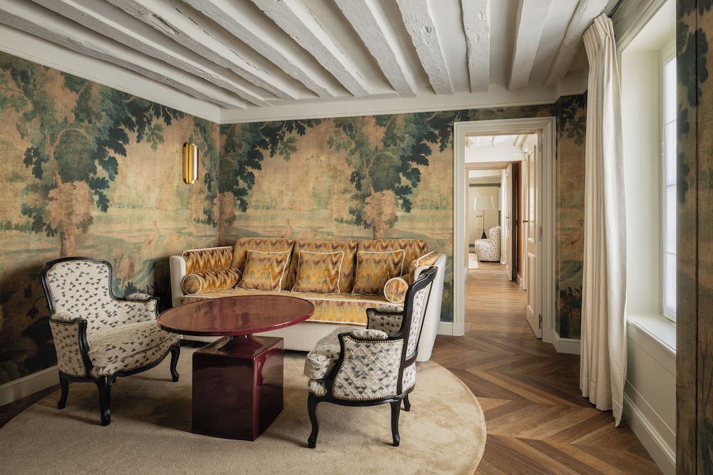 Suite Familiar del hotel PAVILLON DE LA REINE. Foto 11