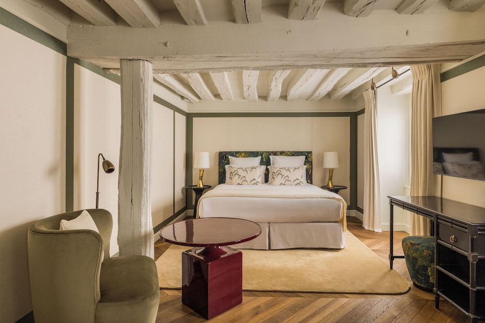Suite Junior del hotel PAVILLON DE LA REINE. Foto 17