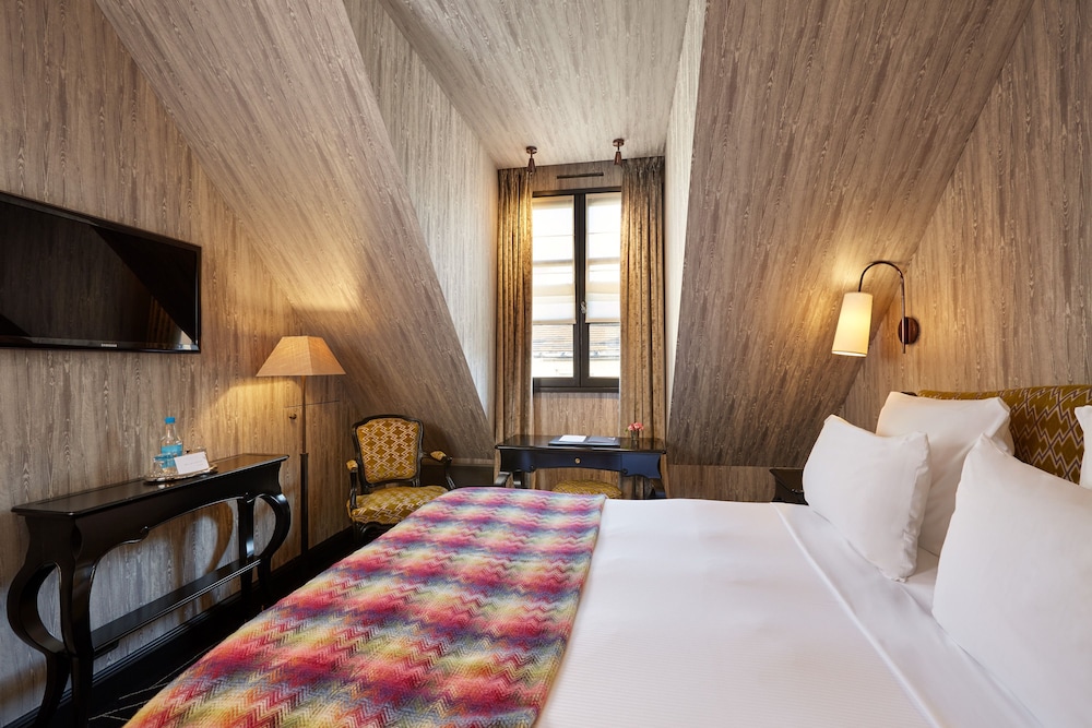 Habitación clásica del hotel PAVILLON DE LA REINE. Foto 2
