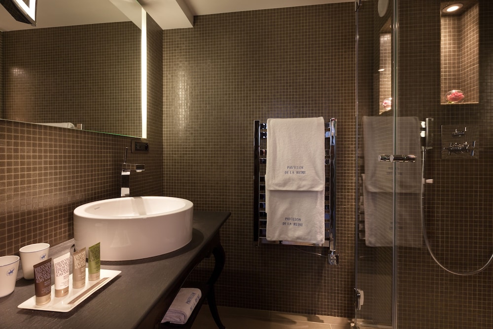 Habitación Deluxe del hotel PAVILLON DE LA REINE. Foto 9
