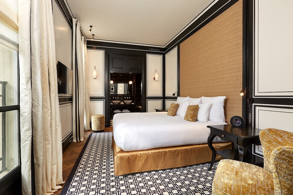 Suite del hotel PAVILLON DE LA REINE. Foto 14