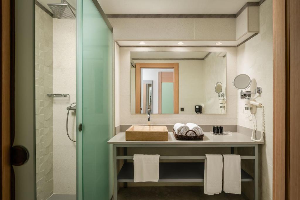 Habitación familiar Vista Mar del hotel Gran Palas Experience Spa and Beach Resort. Foto 3