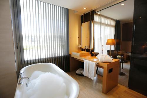 Habitación Doble Clásica con vistas al mar del hotel Gran Palas Experience Spa and Beach Resort. Foto 4