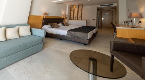 Habitación familiar Vista Jardín Balcón o Terraza 1 habitación Normal del hotel Gran Palas Experience Spa and Beach Resort. Foto 4
