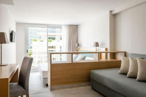 Habitación familiar Vista Mar Balcón o Terraza 1 habitación Normal del hotel Gran Palas Experience Spa and Beach Resort. Foto 3