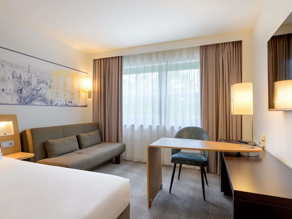 Habitación Estándar con 1 cama doble y sofá del hotel Novotel Aachen City. Foto 1